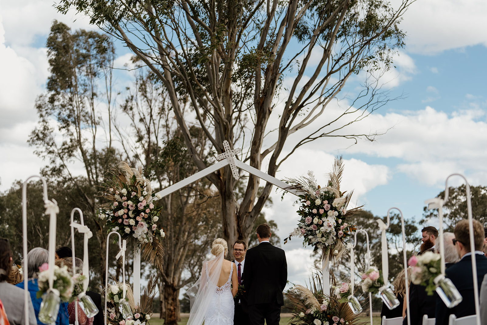 Walla Walla Farm wedding ceremony. Pink and white wedding flowers by Albury Florist, Flowers Naturally. Outdoor Wedding 