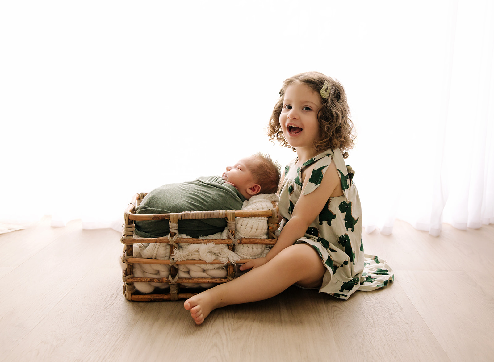 Sibling newborn baby photography
