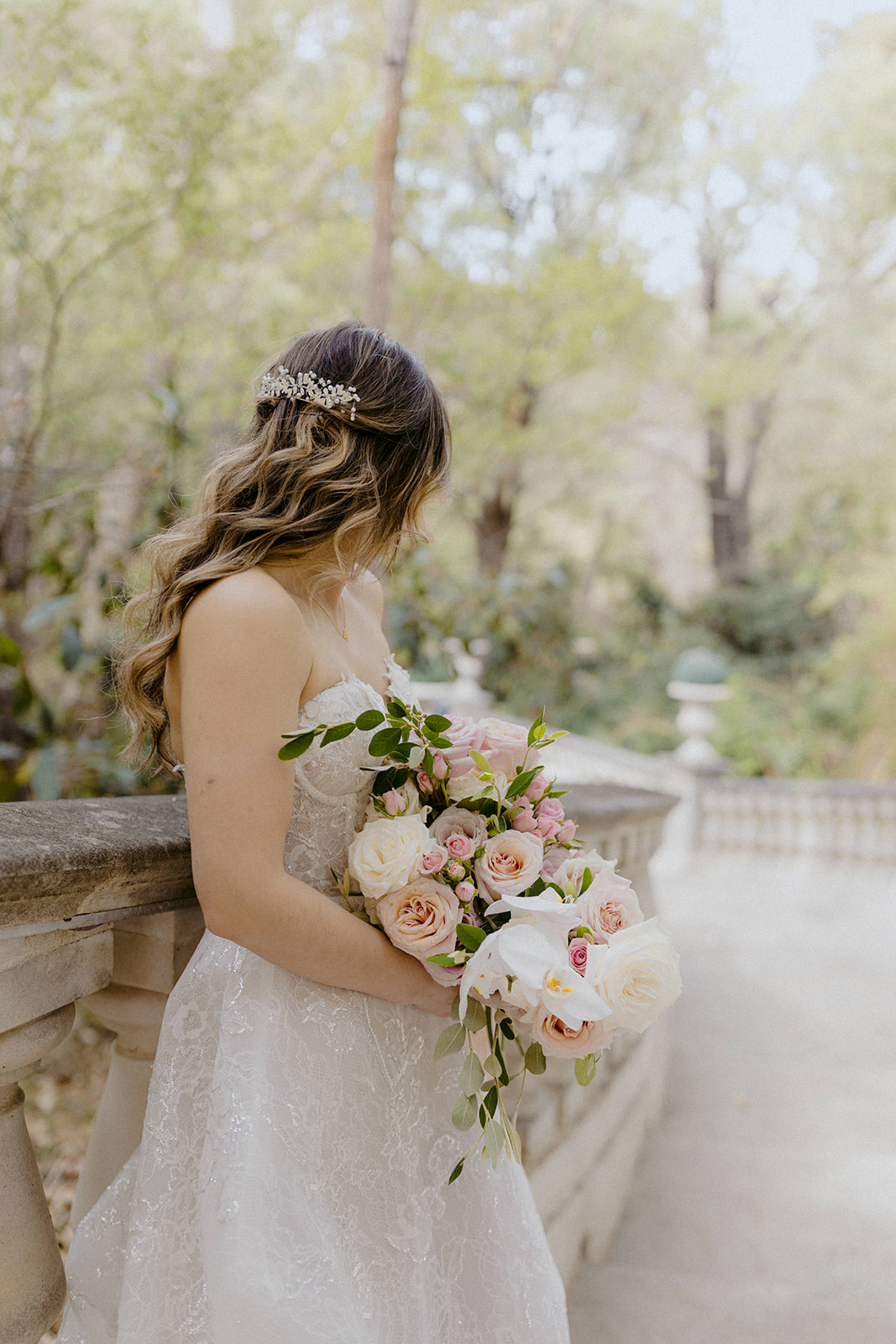 Bride who eloped in Margaret River holds bouquet on stone steps.