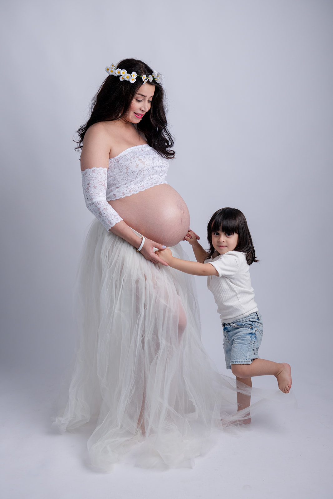Maternity session with older sibling