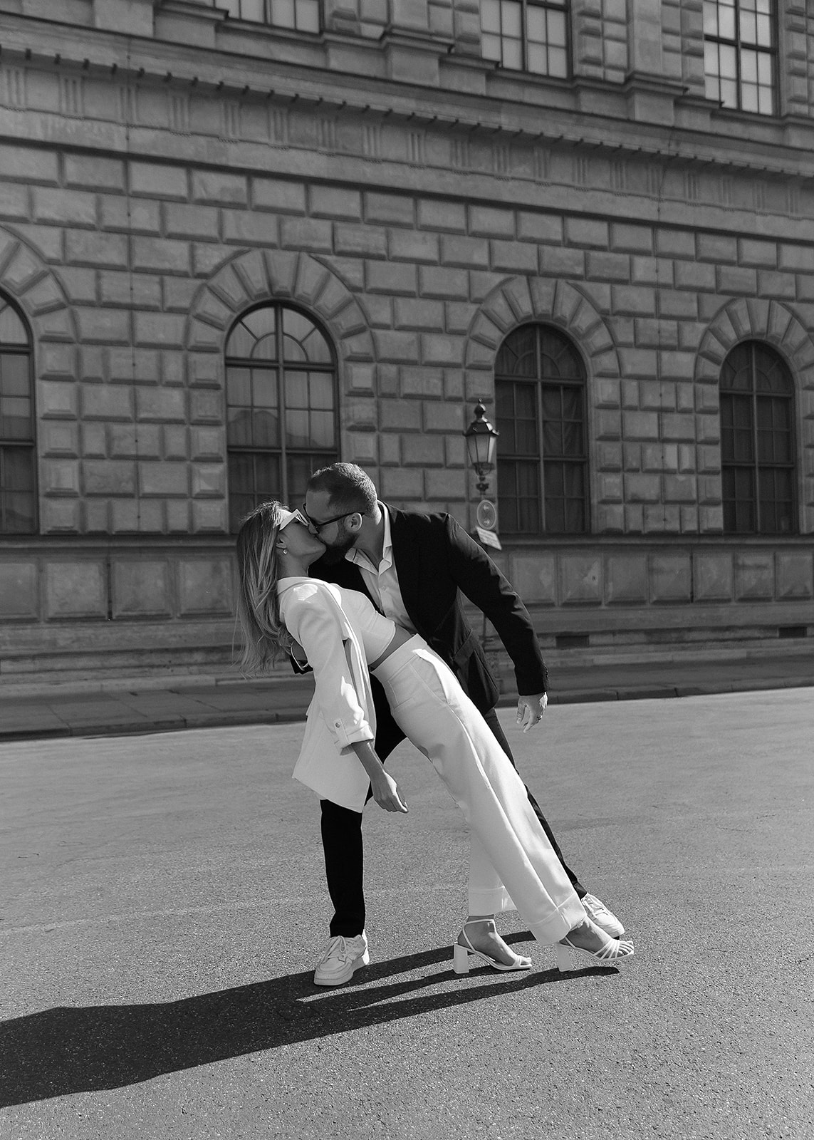 Bride and groom kiss in front of the Bayerische Staatsoper