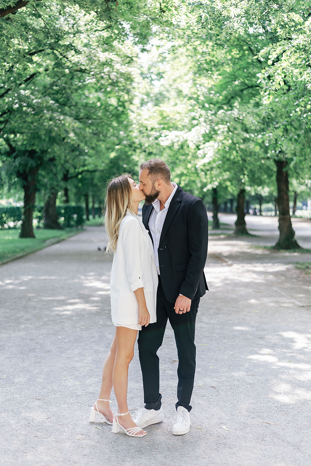Bride and groom take hochzeit photos in the Hofgarten in Munich
