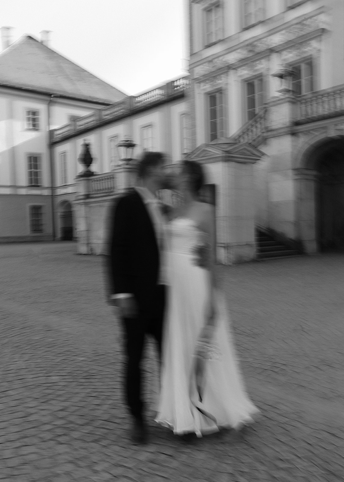 An editorial and blurry photo of bride and groom in Munich, Germany for their wedding portraits