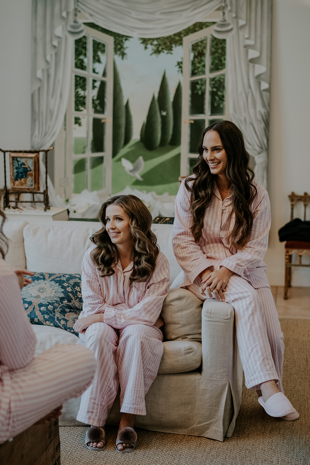 bride and bridemaids in pyjamas while getting ready