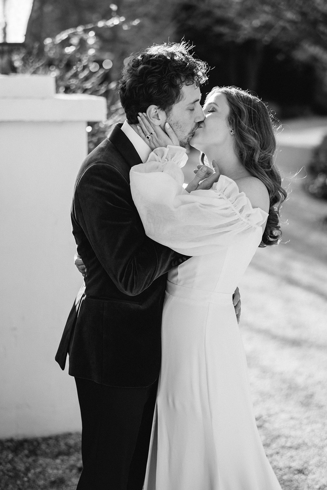 Redleaf wedding bride and groom kiss passionately