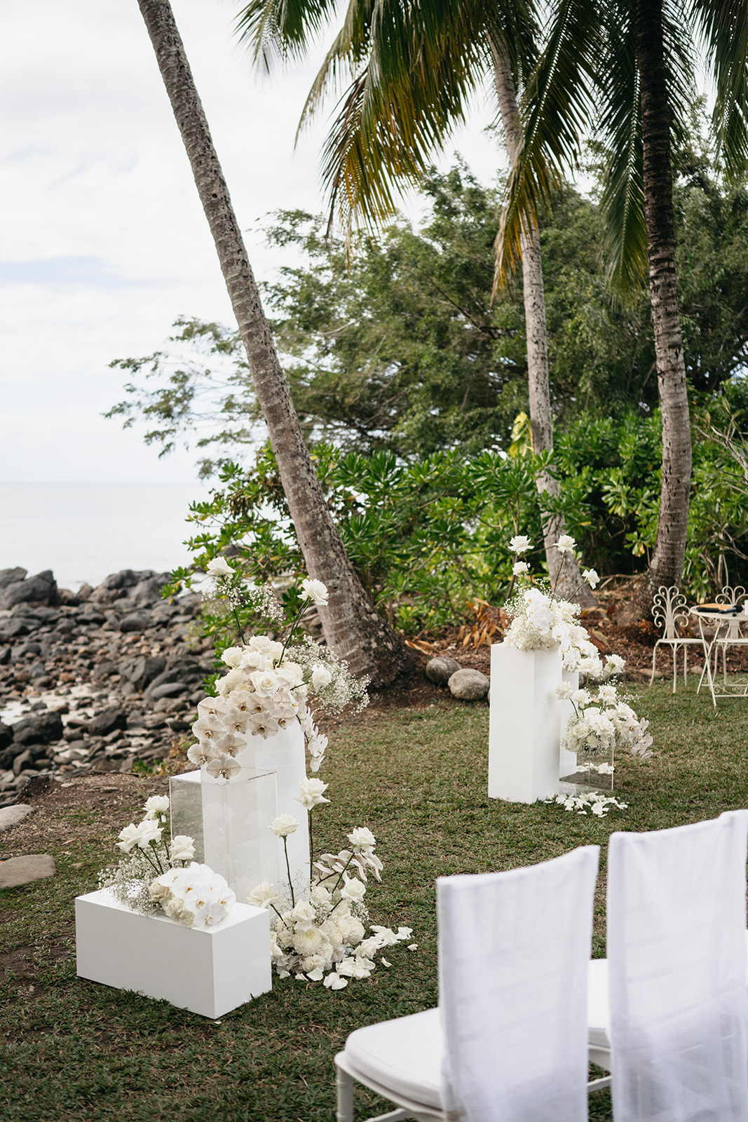 Tropical vibes and florals at Port Douglas Ceremony Little Cove 