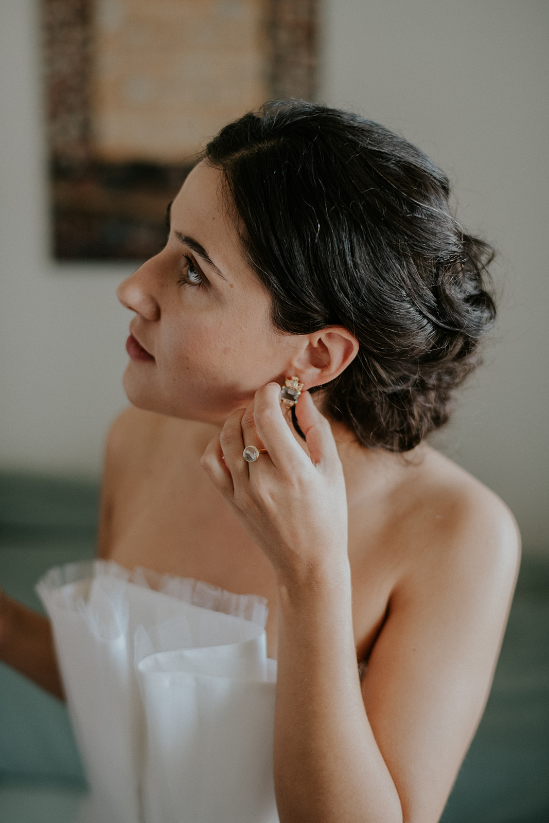 the bride puts earrings on
